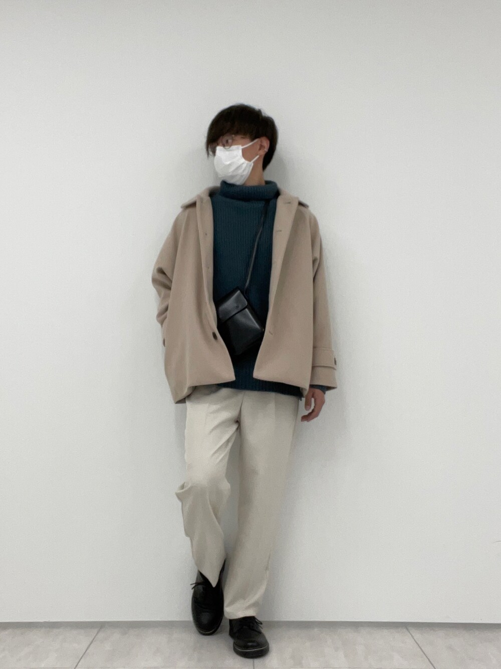 ホワイト系のその他パンツ、ブラック系のショルダーバッグ、ブルー系のニット/セーターを着用したメンズの冬コーディネートの1枚目の写真