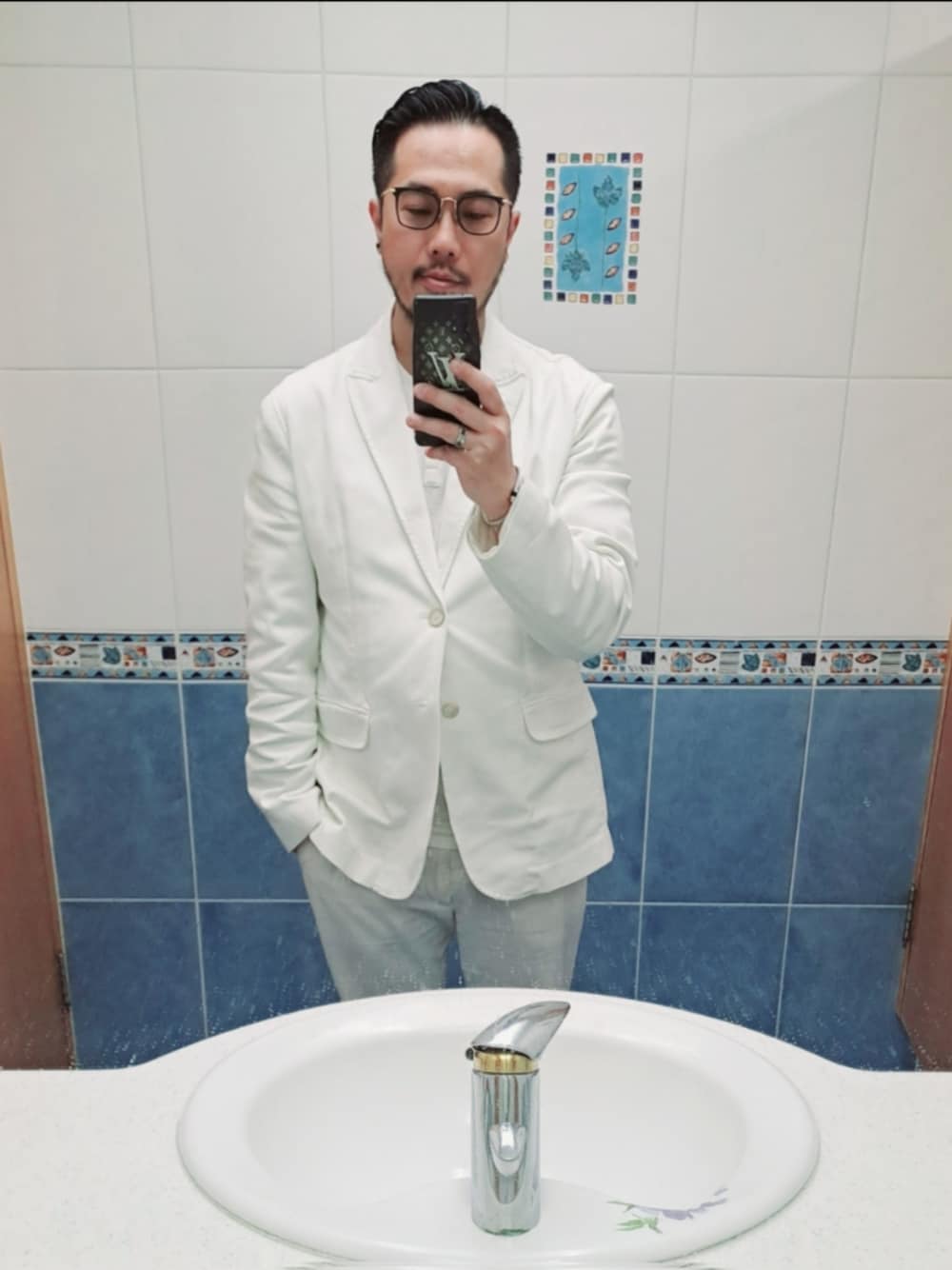 「Calvin Kleinのアイテム（スーツセット、ホワイト系）」を使った、Steven Muさん（メンズ・177cm）の夏コーディネートの1枚目の写真