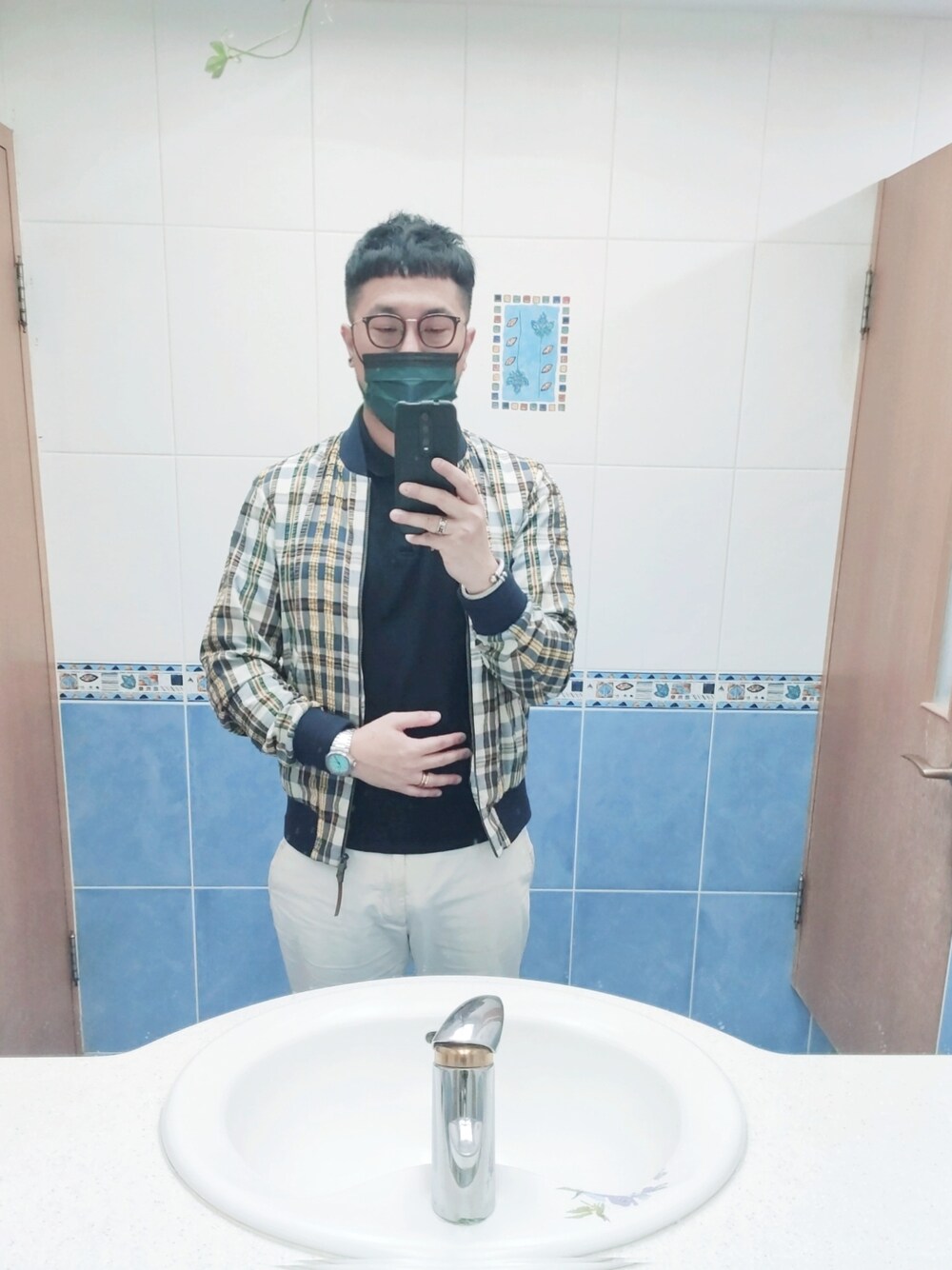 「JW Andersonのアイテム（その他アウター、その他）」を使った、Steven Muさん（メンズ・177cm）の秋コーディネートの1枚目の写真