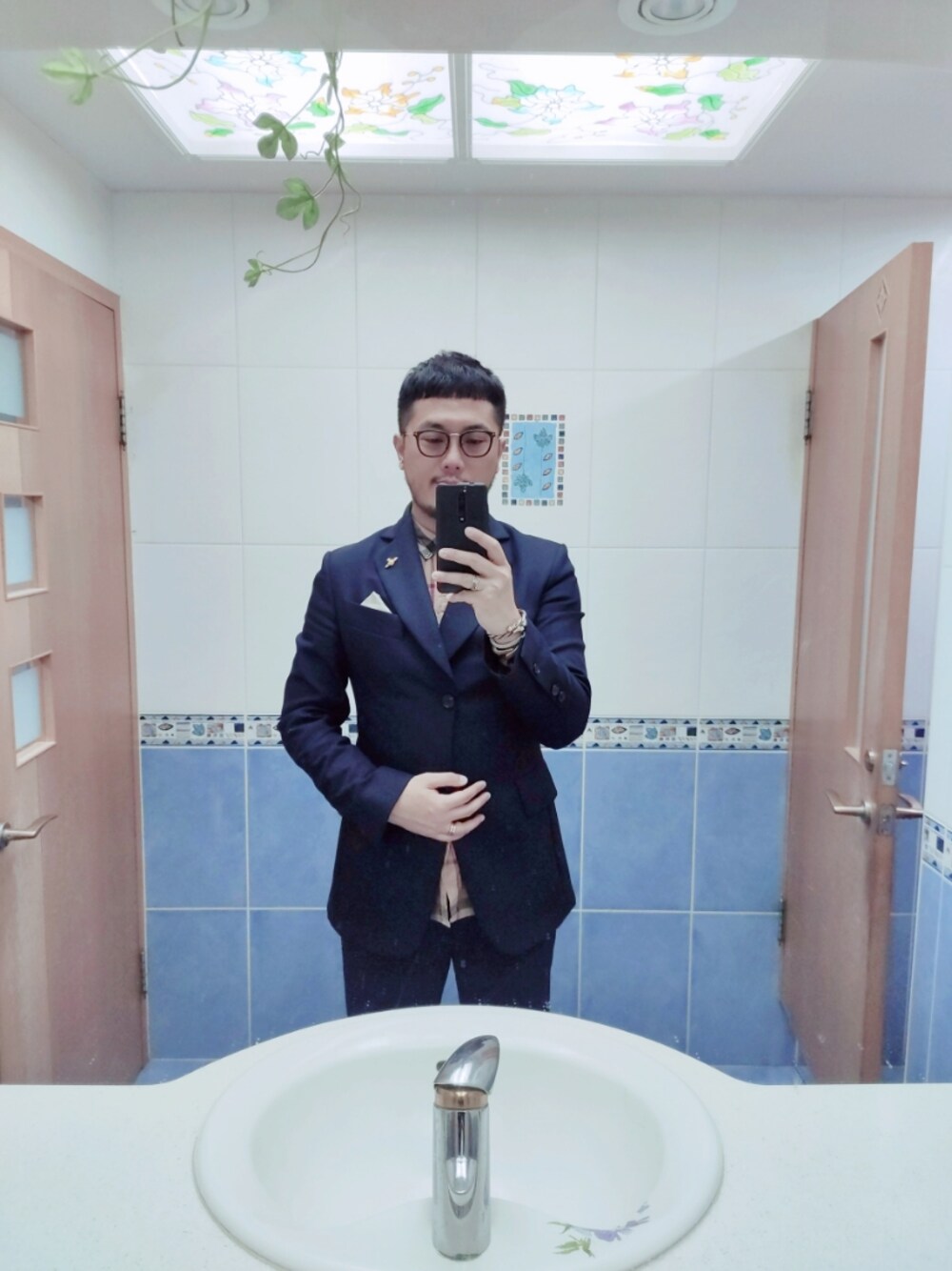 「Vivienne Westwoodのアイテム（フォーマルスーツ/小物、ブルー系）」を使った、Steven Muさん（メンズ・177cm）の秋コーディネートの1枚目の写真