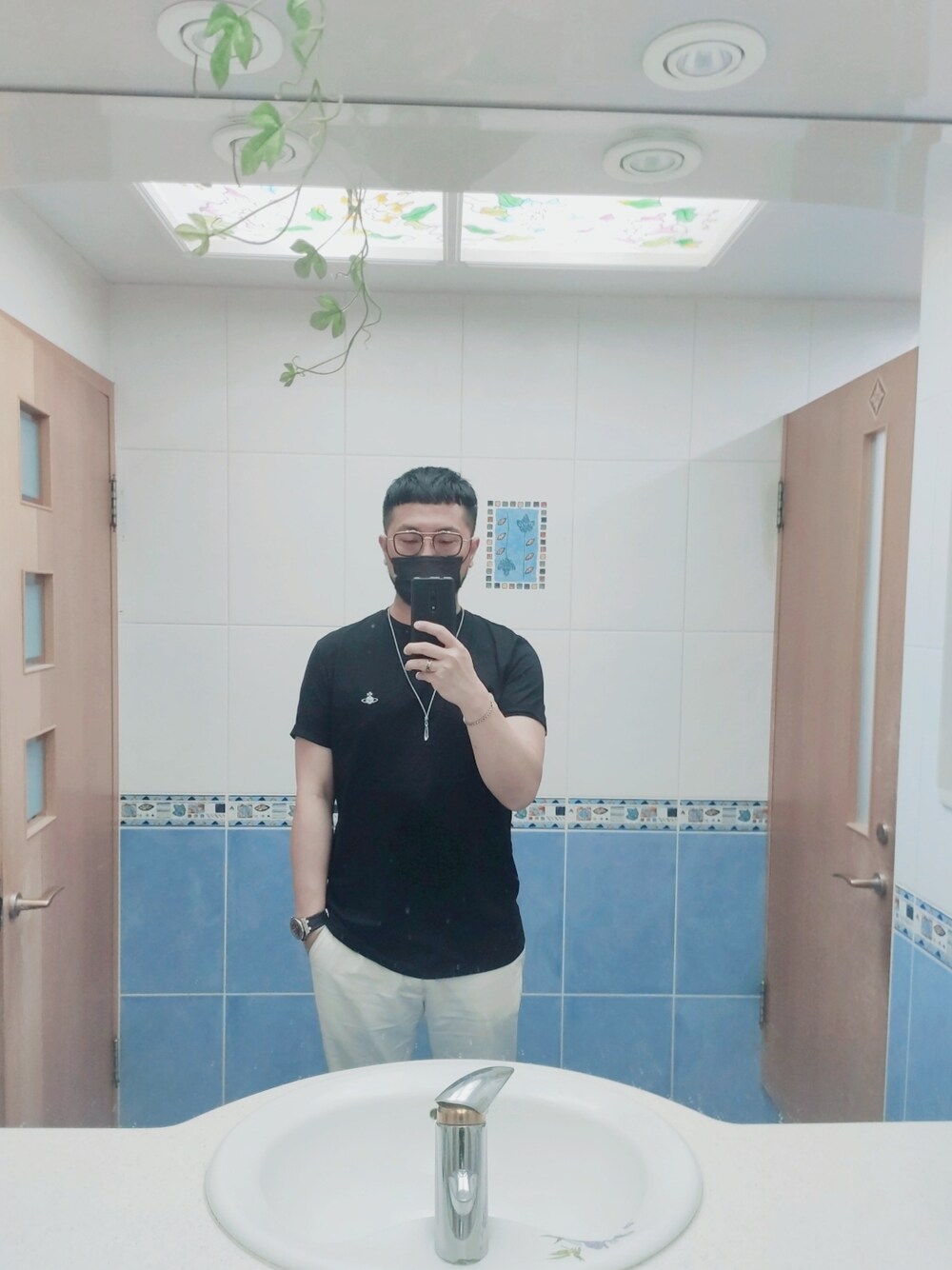 「Vivienne Westwoodのアイテム（Tシャツ/カットソー、ブラック系）」を使った、Steven Muさん（メンズ・177cm）の秋コーディネートの1枚目の写真