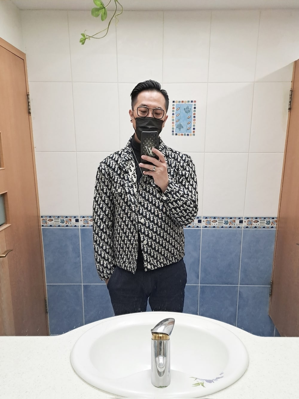 「Dior hommeのアイテム（ブルゾン、その他）」を使った、Steven Muさん（メンズ・177cm）の冬コーディネートの1枚目の写真