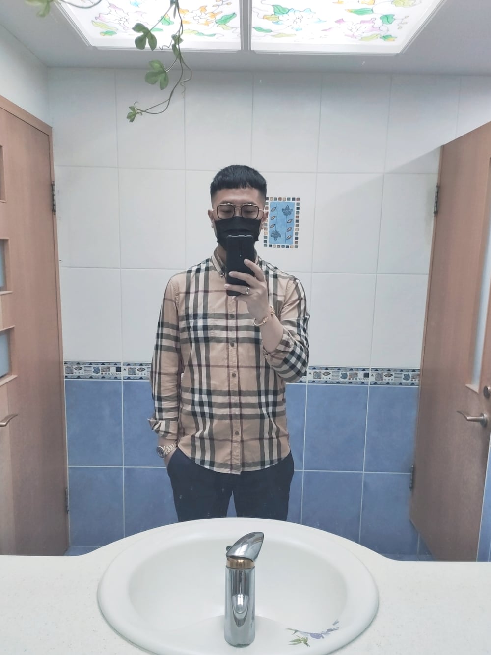 「BURBERRYのアイテム（シャツ/ブラウス、その他）」を使った、Steven Muさん（メンズ・177cm）の夏コーディネートの1枚目の写真