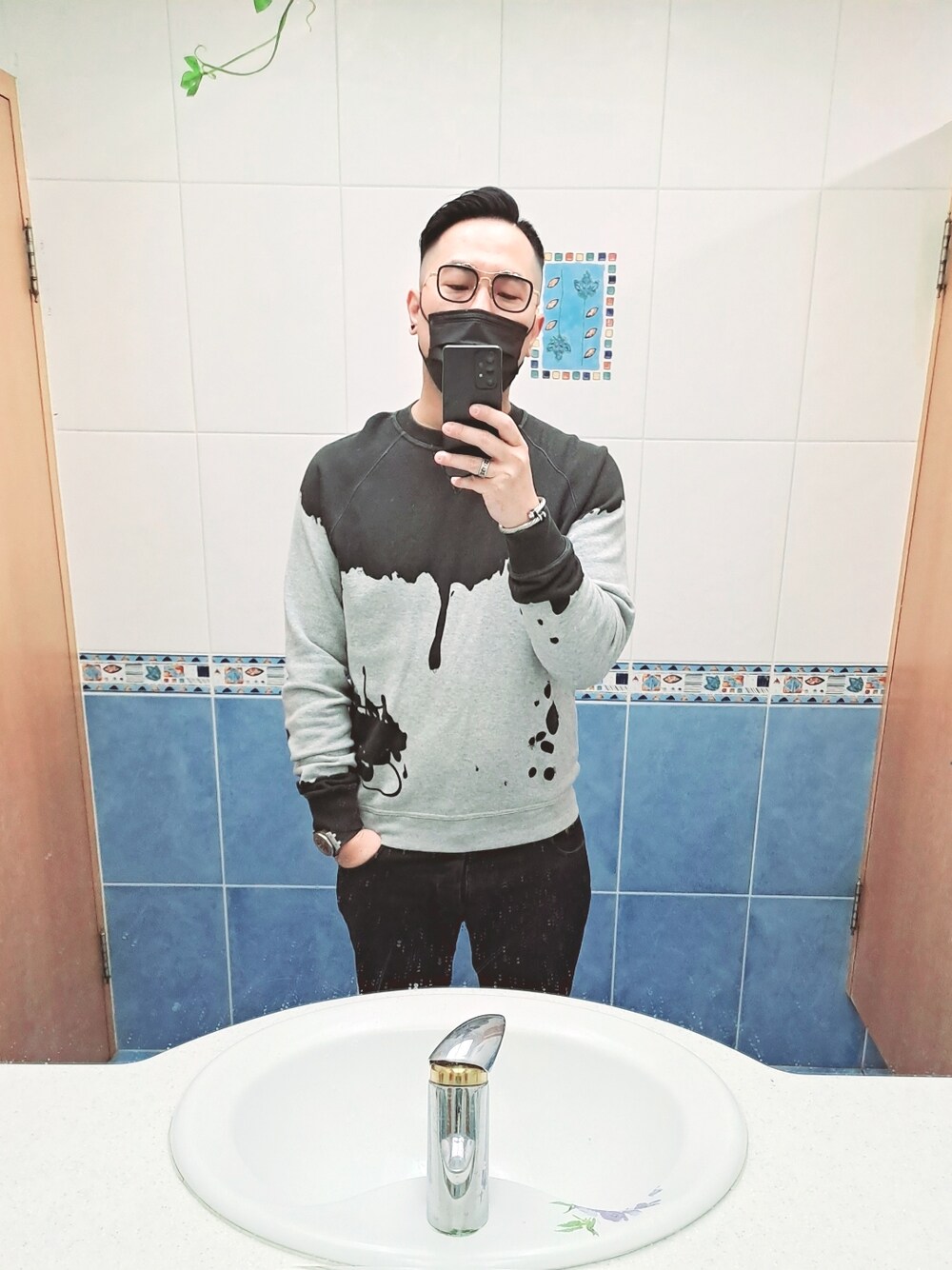 「Jean Paul Gaultierのアイテム（Tシャツ/カットソー、グレー系）」を使った、Steven Muさん（メンズ・177cm）の冬コーディネートの1枚目の写真