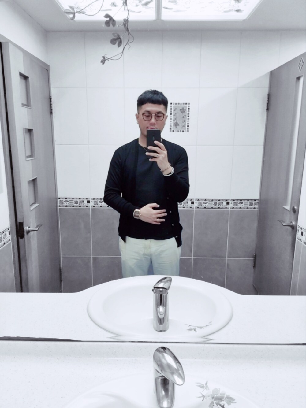 「VERSACEのアイテム（ニット/セーター、ブラック系）」を使った、Steven Muさん（メンズ・177cm）の秋コーディネートの1枚目の写真