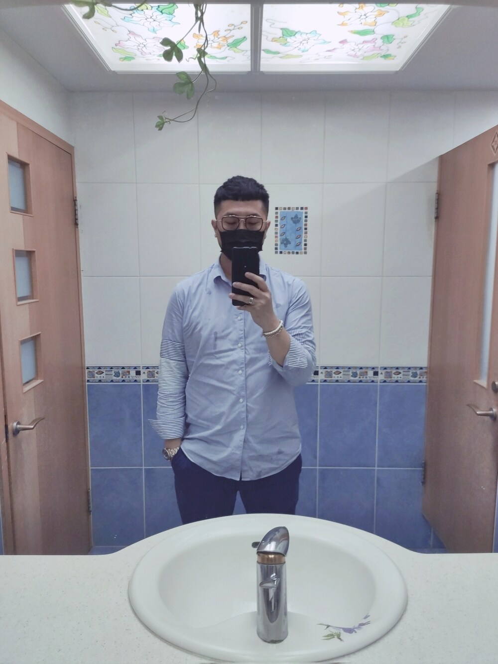「THOM BROWNEのアイテム（メガネ、ブラック系）」を使った、Steven Muさん（メンズ・177cm）の春コーディネートの1枚目の写真