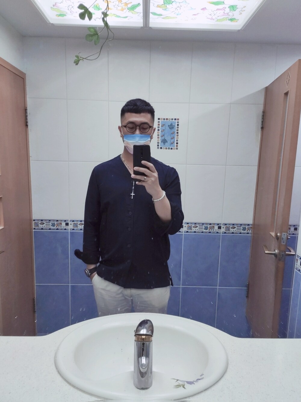 「ic!berlinのアイテム（メガネ、ブラック系）」を使った、Steven Muさん（メンズ・177cm）の春コーディネートの1枚目の写真