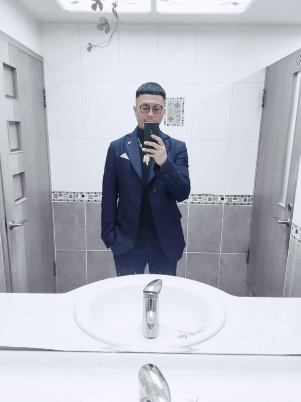 「Vivienne Westwoodのアイテム（フォーマルスーツ/小物、ブルー系）」を使った、Steven Muさん（メンズ・177cm）の秋コーディネートの1枚目の写真