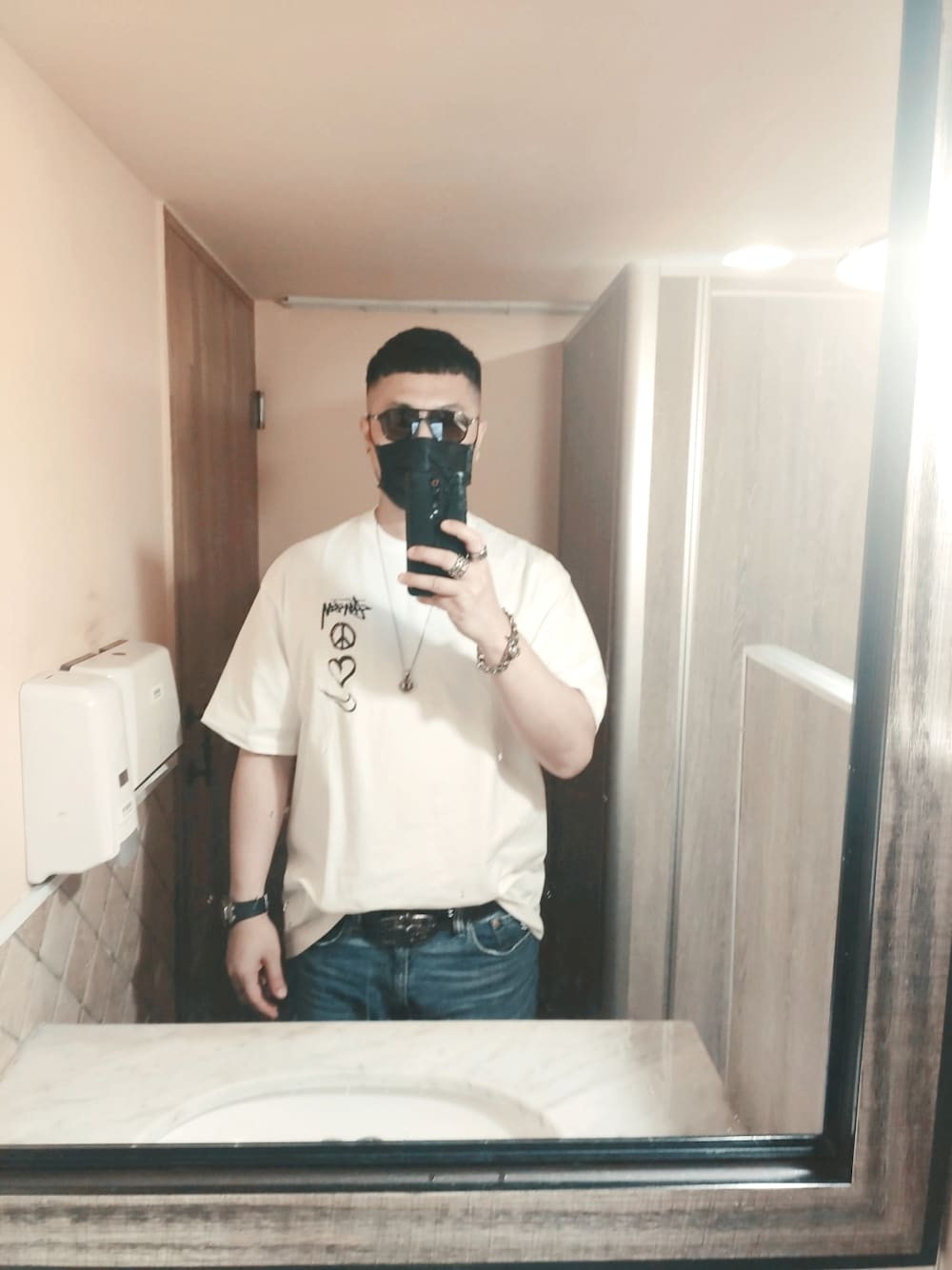 「nike x stussyのアイテム（Tシャツ/カットソー、ホワイト系）」を使った、Steven Muさん（メンズ・177cm）の夏コーディネートの1枚目の写真