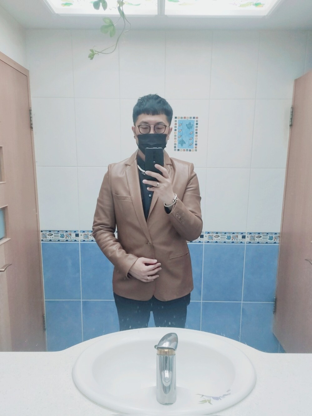 「Dior hommeのアイテム（テーラードジャケット、ブラウン系）」を使った、Steven Muさん（メンズ・177cm）の秋コーディネートの1枚目の写真