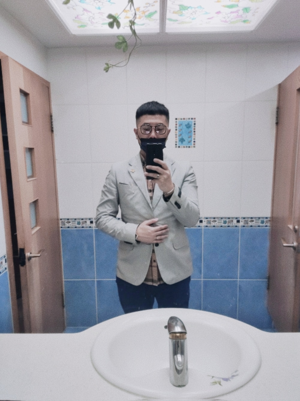 「THOM BROWNEのアイテム（メガネ、ブラック系）」を使った、Steven Muさん（メンズ・177cm）の春コーディネートの1枚目の写真