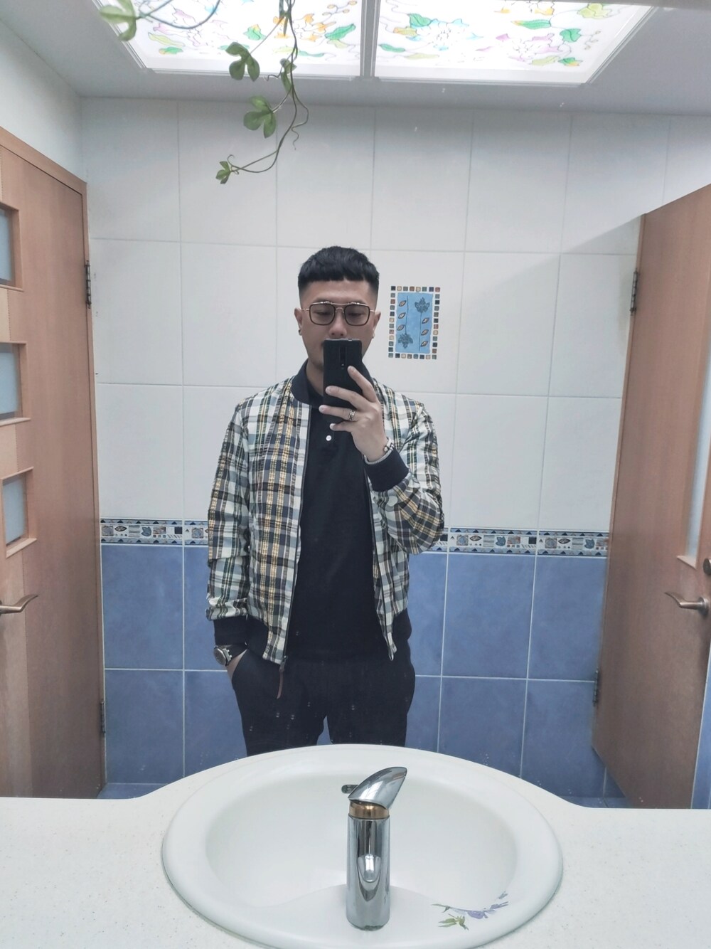 「EMPORIO ARMANIのアイテム（ポロシャツ、ブラック系）」を使った、Steven Muさん（メンズ・177cm）の夏コーディネートの1枚目の写真