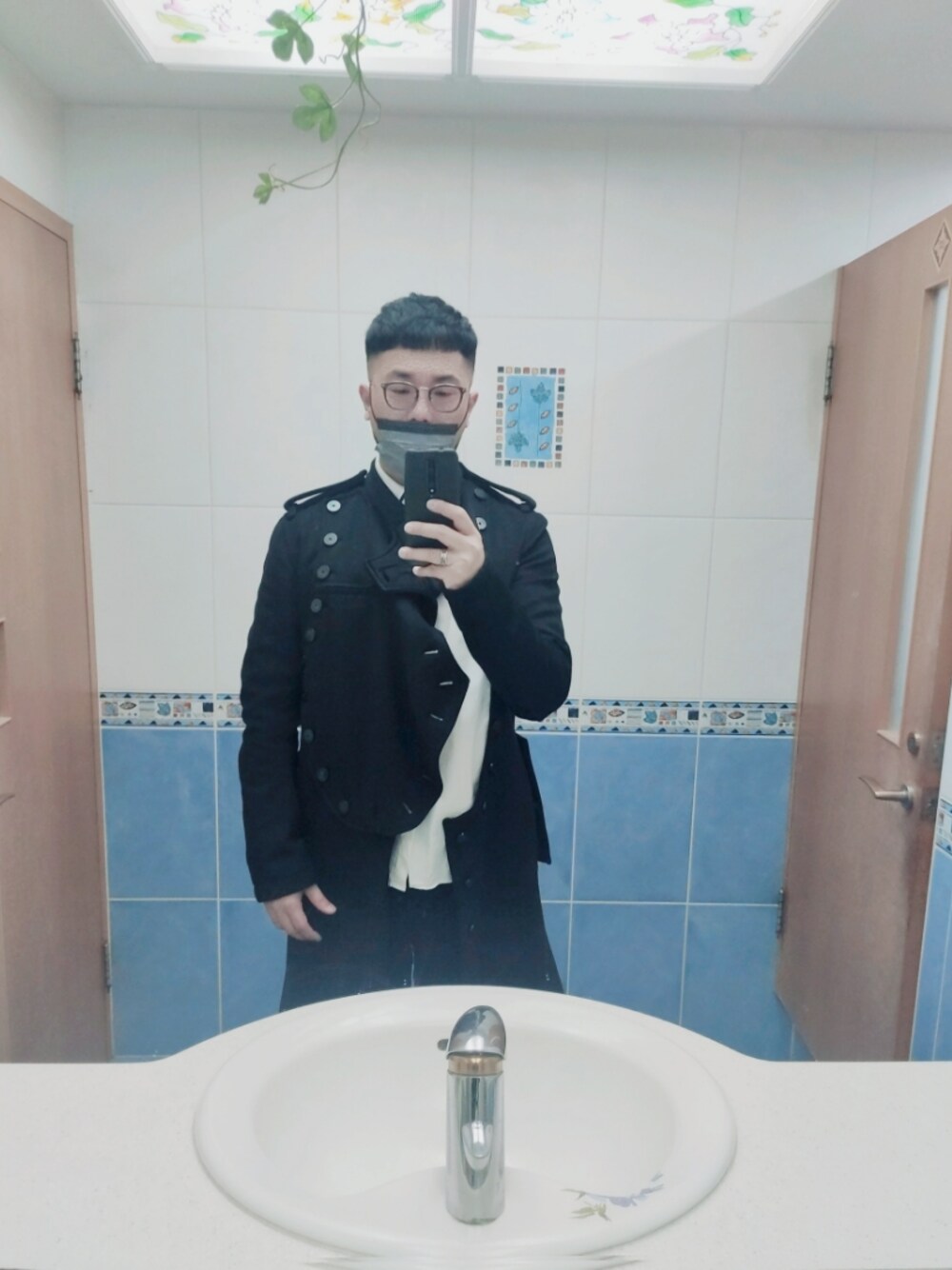 「Ann DEMEULEMEESTERのアイテム（ダッフルコート、ブラック系）」を使った、Steven Muさん（メンズ・177cm）の冬コーディネートの1枚目の写真