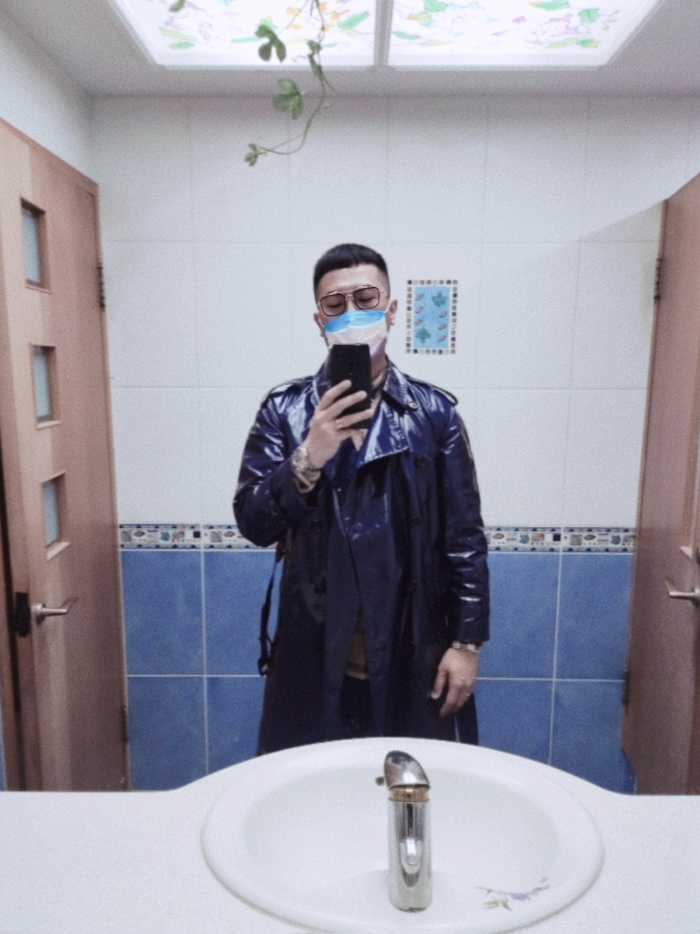 「BURBERRYのアイテム（トレンチコート、ブルー系）」を使った、Steven Muさん（メンズ・177cm）の春コーディネートの1枚目の写真