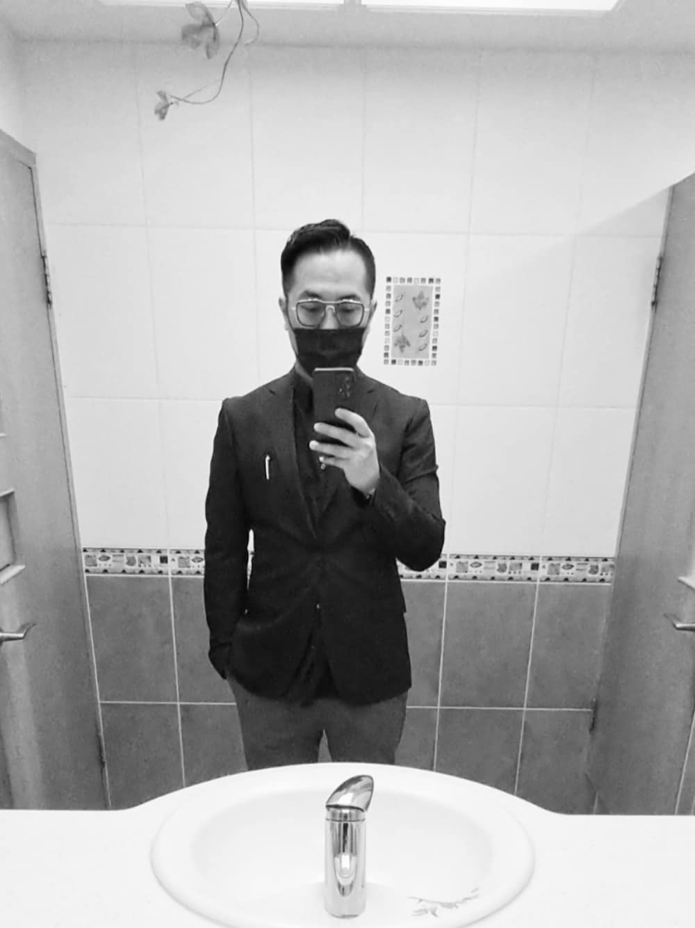 「D&Gのアイテム（テーラードジャケット、ブラック系）」を使った、Steven Muさん（メンズ・177cm）の冬コーディネートの1枚目の写真