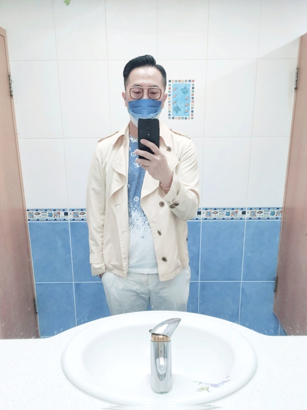 「LOUIS VUITTONのアイテム（Tシャツ/カットソー、ホワイト系）」を使った、Steven Muさん（メンズ・177cm）の秋コーディネートの1枚目の写真
