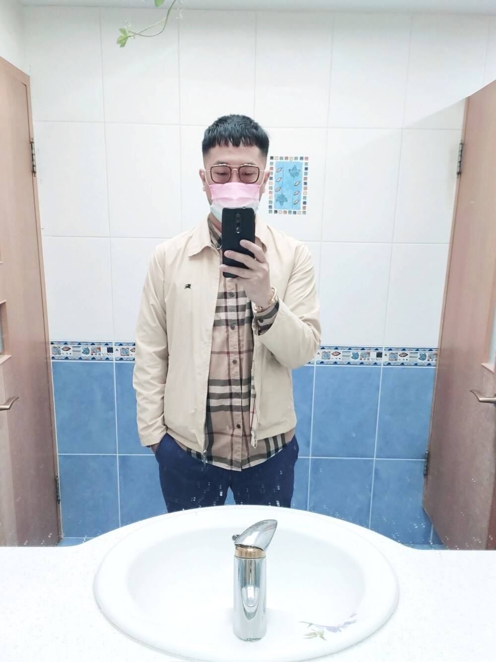 「Burberry Londonのアイテム（ジャケット/アウター、ベージュ系）」を使った、Steven Muさん（メンズ・177cm）の秋コーディネートの1枚目の写真