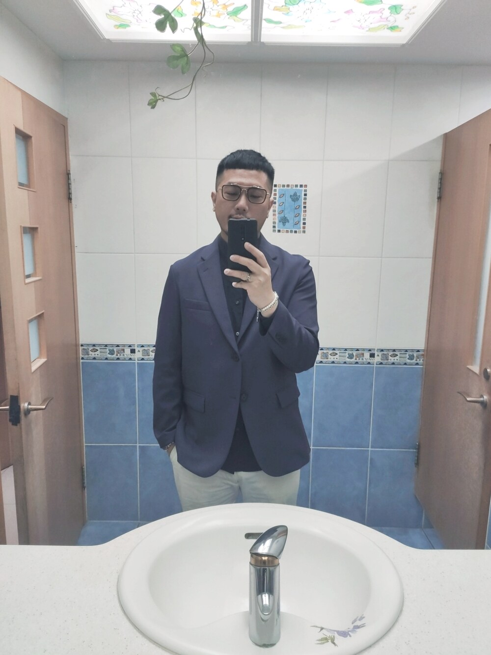 「MARNIのアイテム（テーラードジャケット、ブルー系）」を使った、Steven Muさん（メンズ・177cm）の夏コーディネートの1枚目の写真