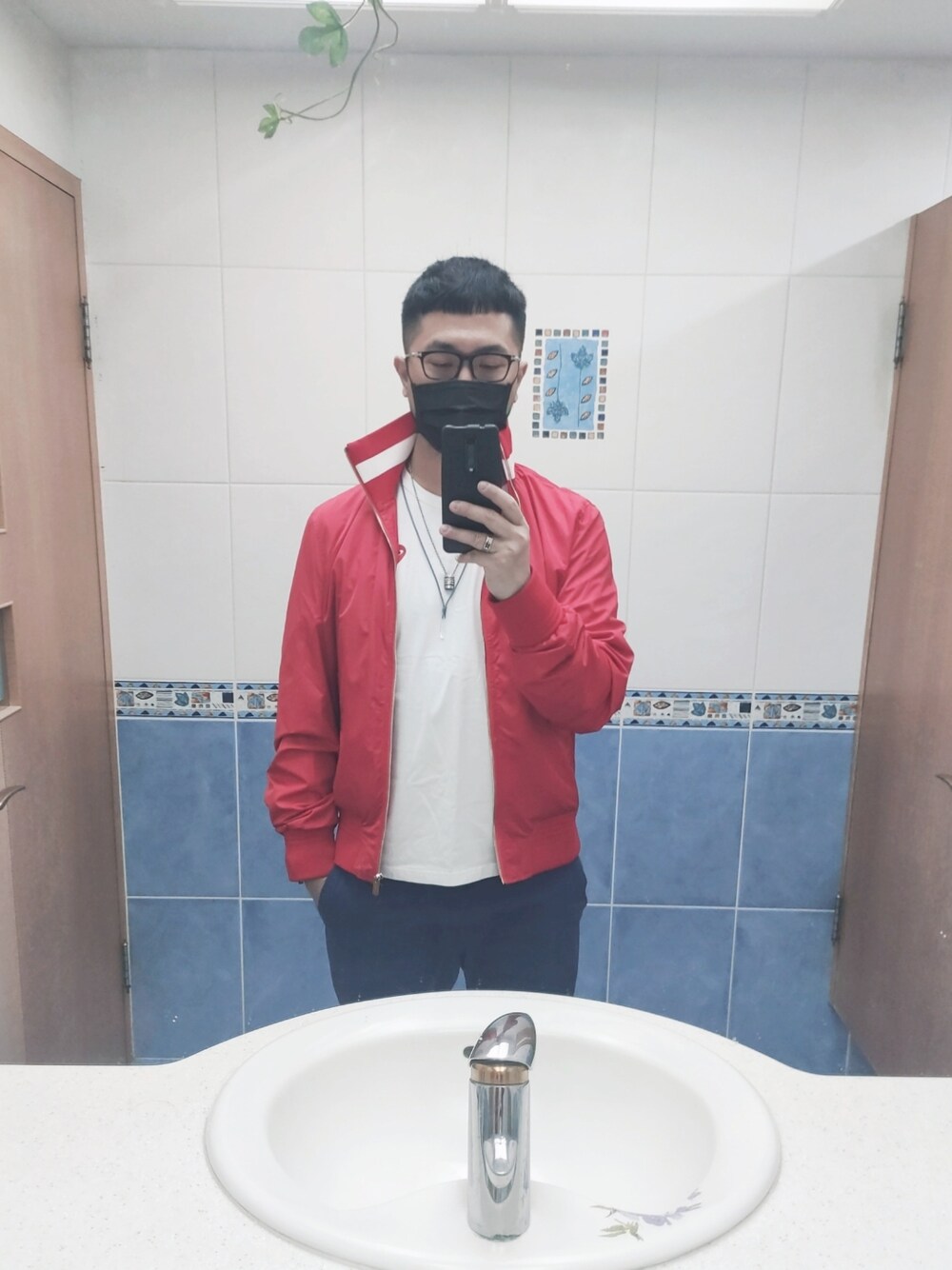 「#ootd」｜「CHROME HEARTSのアイテム（メガネ、ブラック系）」を使った、Steven Muさん（メンズ・177cm）の春コーディネートの1枚目の写真