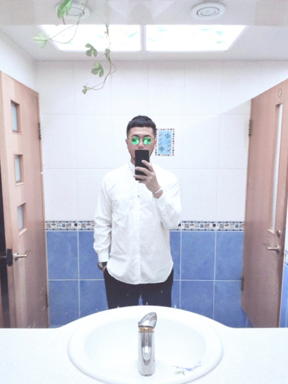 「UNITED ARROWSのアイテム（アンサンブル、ホワイト系）」を使った、Steven Muさん（メンズ・177cm）の春コーディネートの1枚目の写真