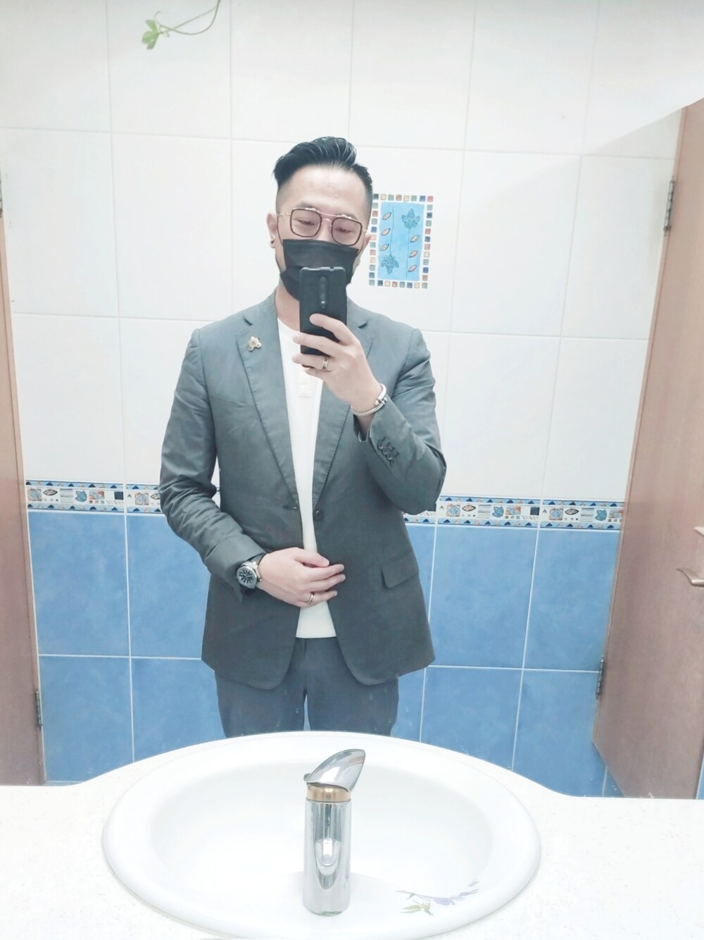 「dunhillのアイテム（フォーマルスーツ/小物、グレー系）」を使った、Steven Muさん（メンズ・177cm）の秋コーディネートの1枚目の写真