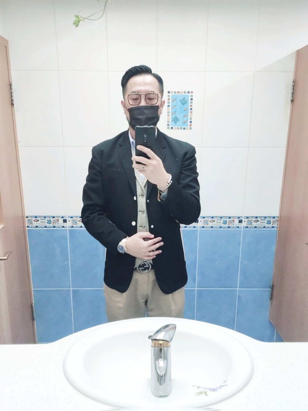 「GUCCIのアイテム（ベルト、ブルー系）」を使った、Steven Muさん（メンズ・177cm）の秋コーディネートの1枚目の写真
