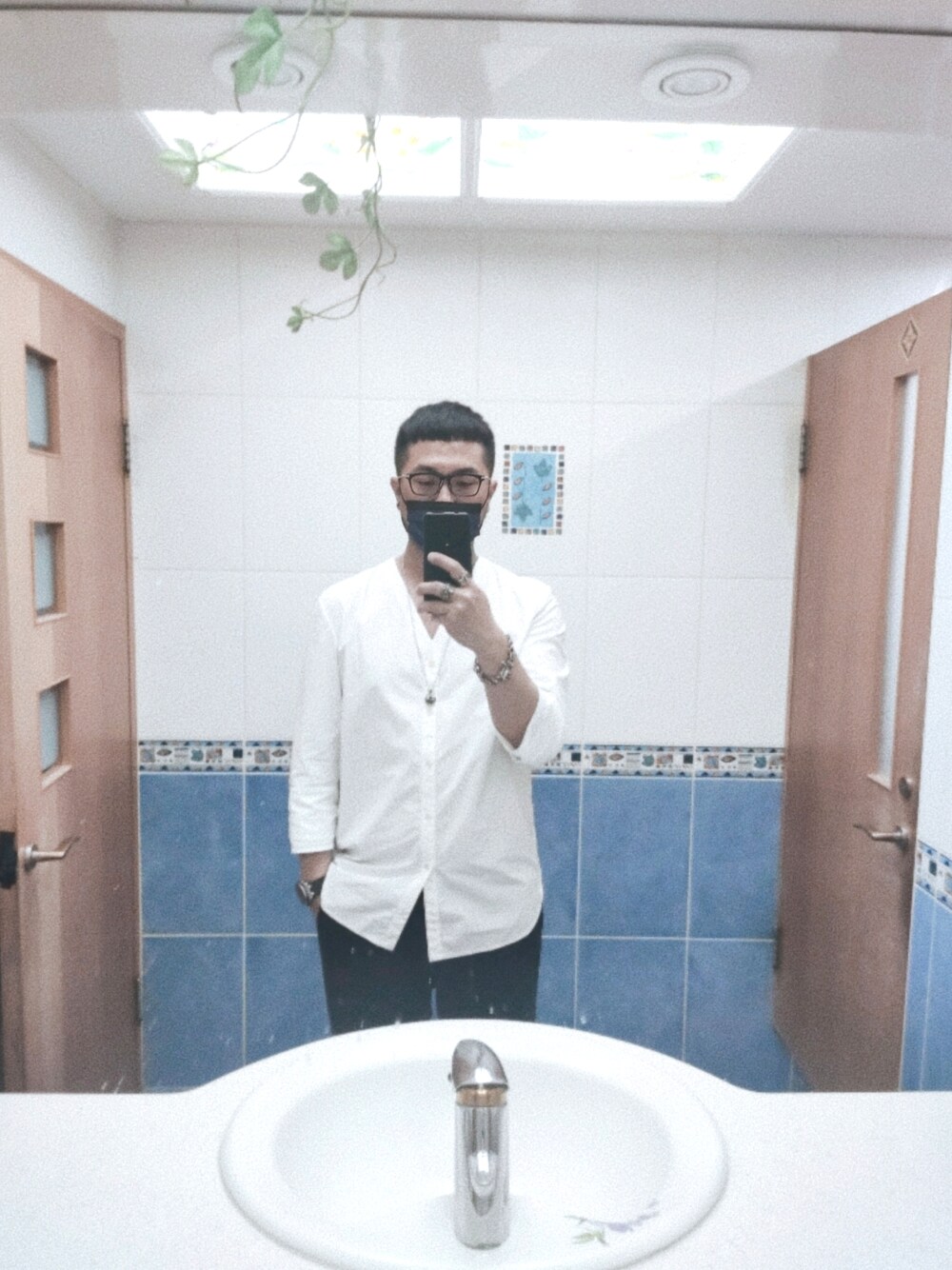 「3.1 Phillip Limのアイテム（アンサンブル、ホワイト系）」を使った、Steven Muさん（メンズ・177cm）の春コーディネートの1枚目の写真