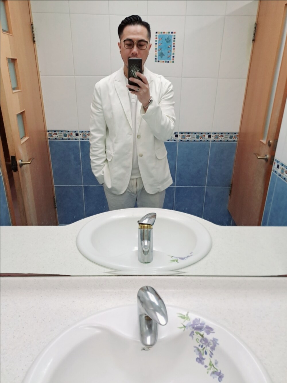 「Calvin Kleinのアイテム（テーラードジャケット、ホワイト系）」を使った、Steven Muさん（メンズ・177cm）の春コーディネートの1枚目の写真
