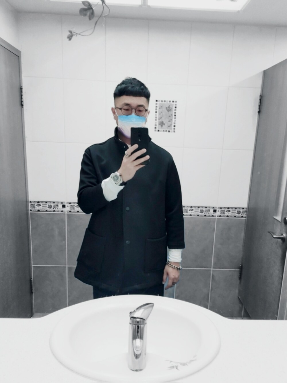 ブラック系のピーコート、ホワイト系のシャツ/ブラウス、シルバー系の腕時計を着用したメンズの冬コーディネートの1枚目の写真