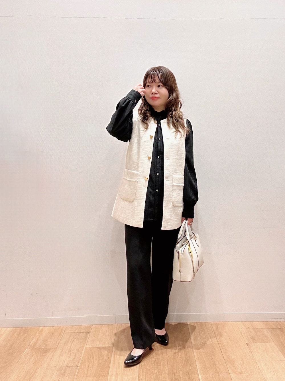 ホワイト系のハンドバッグ、ブラック系のその他パンツ、ブラック系のシャツ/ブラウスを着用したレディースの冬コーディネートの1枚目の写真