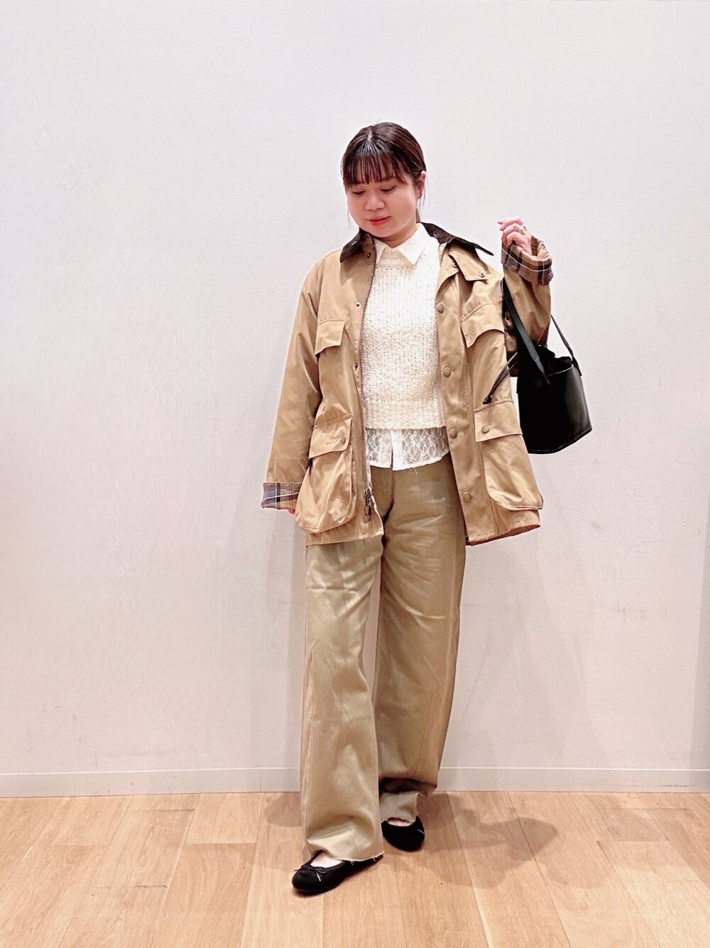 ブラック系のバレエシューズ、ベージュ系のその他パンツ、ホワイト系のニット/セーターを着用したレディースの冬コーディネートの1枚目の写真
