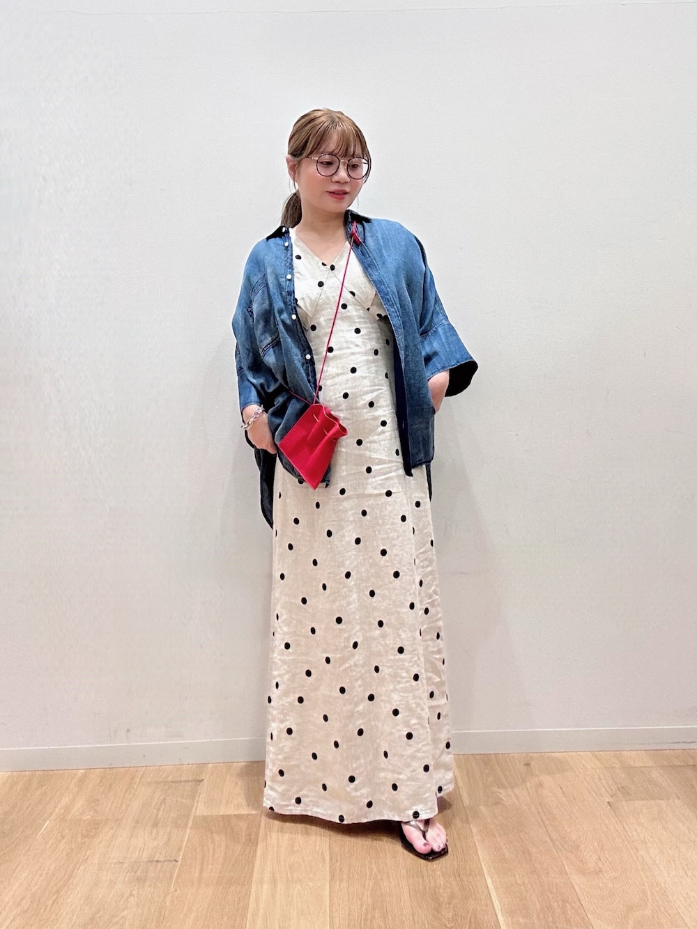 ベージュ系のワンピース、ブラック系のサンダル、ブルー系のシャツ/ブラウスを着用したレディースの夏コーディネートの1枚目の写真