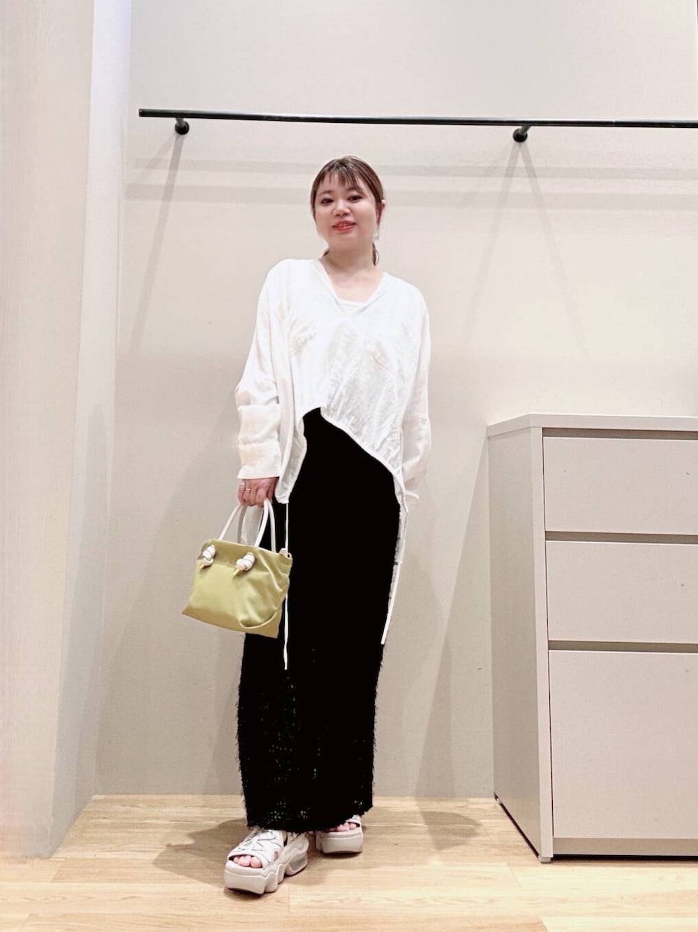 ラミーレーヨンギャザーヘムシャツ ラミーレーヨンギャザーヘムシャツを使った人気ファッション