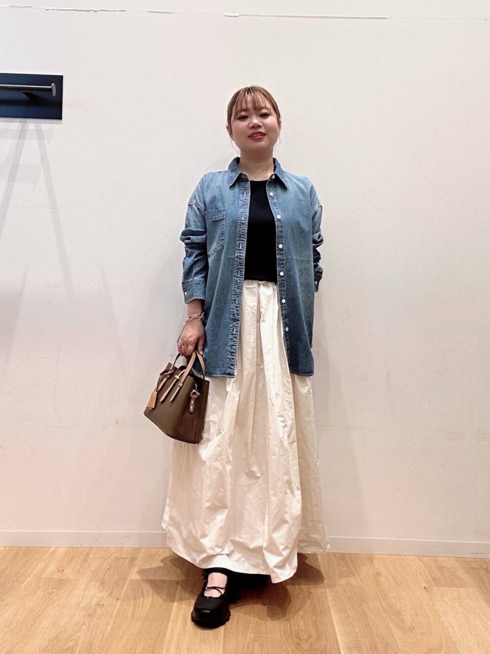 ブルー系のタンクトップ、ブラック系のスニーカー、ブルー系のTシャツ/カットソーを着用したレディースの夏コーディネートの1枚目の写真