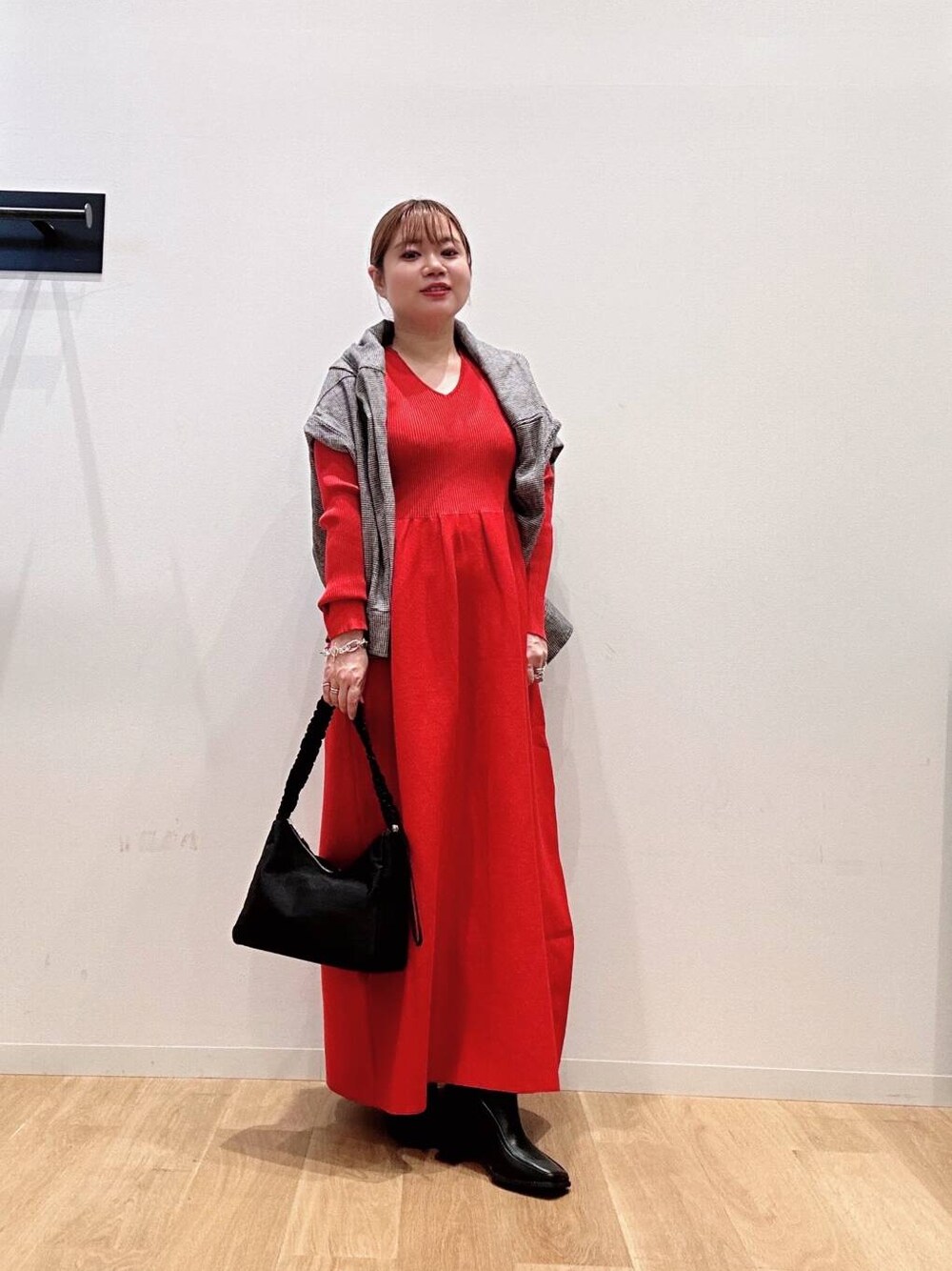 フォルムシルエットVネックリブワンピースを使った人気ファッション