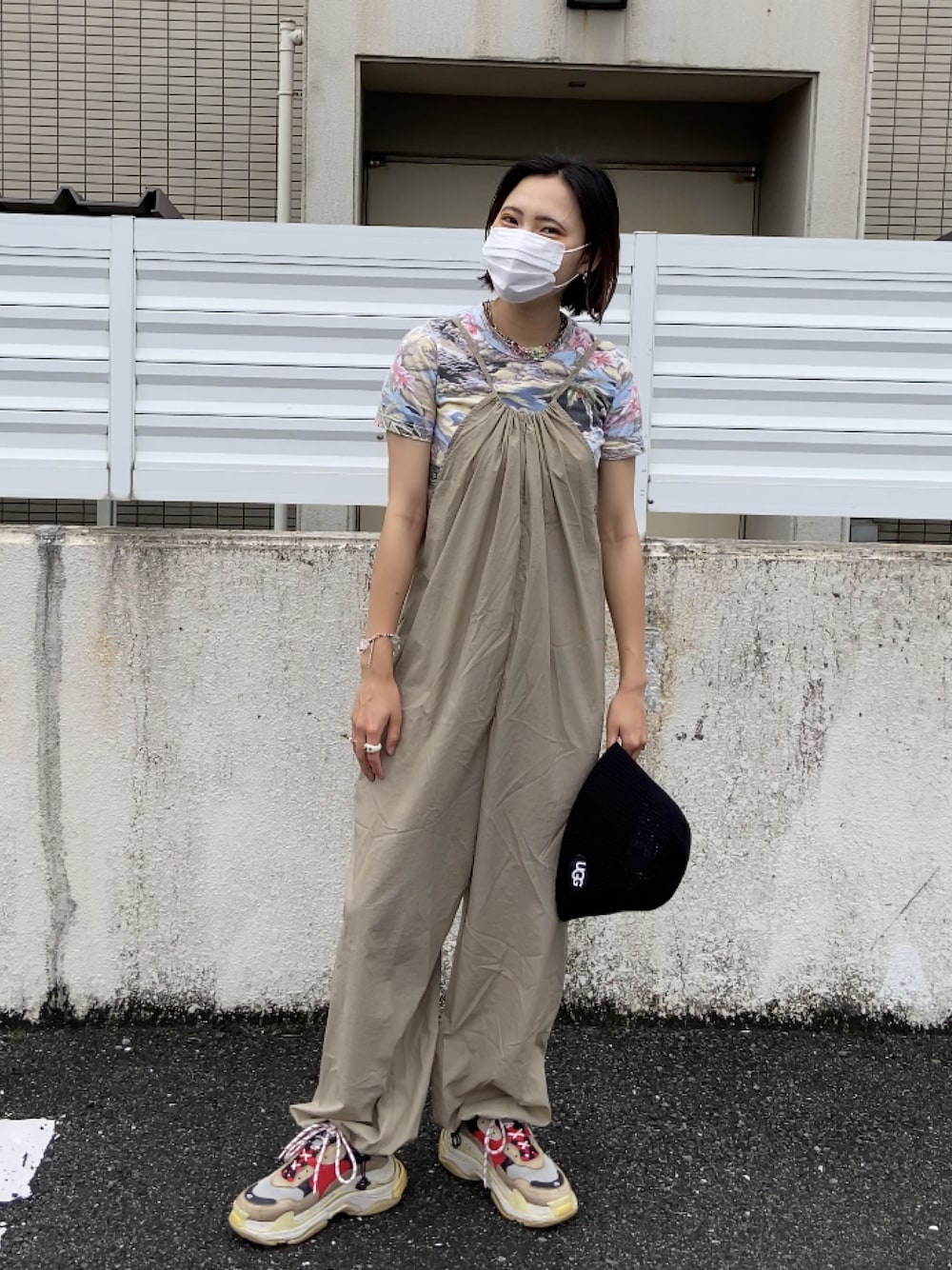 「夏コーデ、シンプルコーデ、大人女子、夏服、バレンシアガ、高身長女子、カジュアルコーデ、大学生コーデ、つなぎコーデ、オールインワン、ストリート」｜「BALENCIAGAのBalenciaga Triple S Mesh, Nubuck And Leather Sneakers（スニーカー、グレー系）」を使った、mahiru(21)さん（レディース・158cm）の夏コーディネートの1枚目の写真