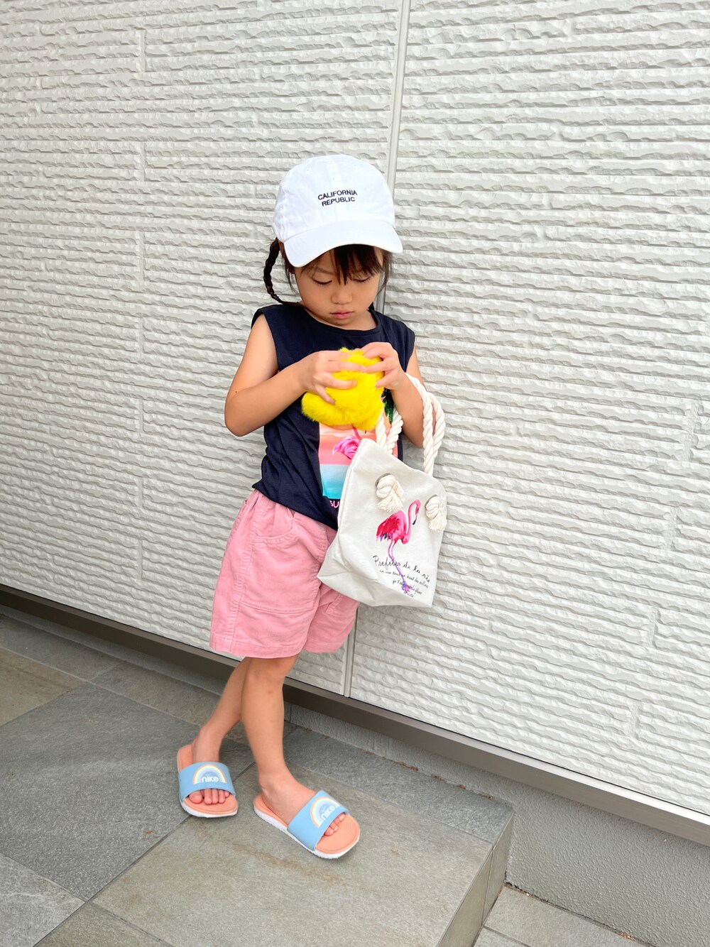 「シンプル、カジュアル、キャップ、フラミンゴ」｜「NIKEのNIKE ナイキ 17-22KAWA SLIDE SE (GS/PS) カワ スライド SE GS/PS KDM1251 400WRNBLU/LMDRT（サンダル、ブルー系）」を使った、ゆーさん（キッズ・110cm）の夏コーディネートの1枚目の写真