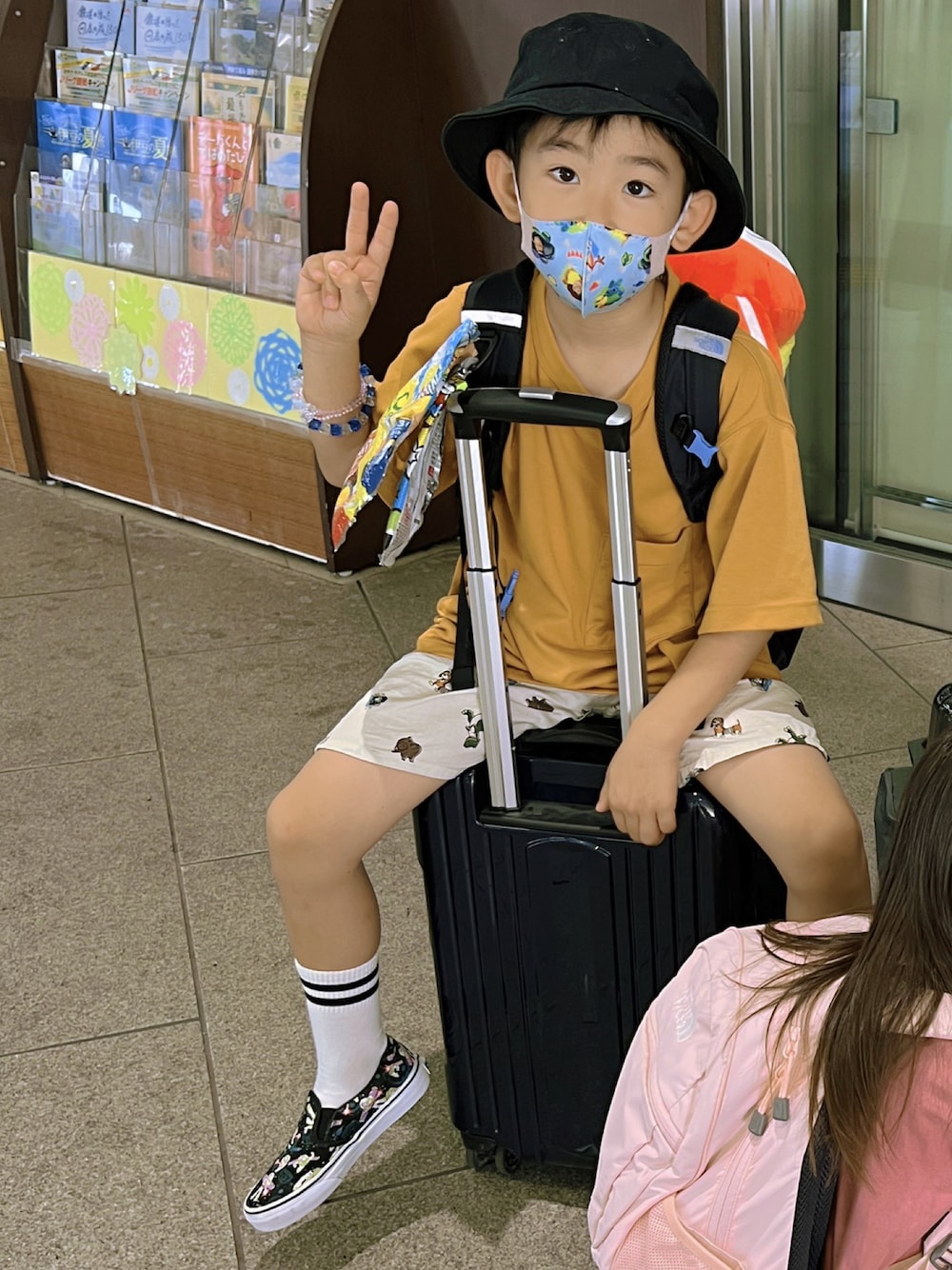 「旅行、スリッポン、ラフ」｜「UNIQLOのアイテム（Tシャツ/カットソー、ブラウン系）」を使った、ゆーさん（キッズ・125cm）の夏コーディネートの1枚目の写真
