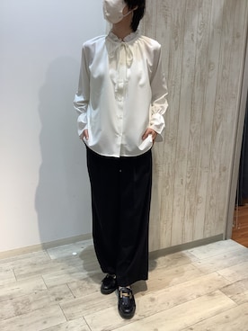 「TOKYO SHIRTS（トウキョウシャツ）の【吸水速乾】【COFREX】 フリルリボン ブラウス 長袖 レディースデザインシャツ（シャツ/ブラウス、ホワイト系）」を使った、BRICK HOUSE by Tokyo Shirts 博多ゆめタウン店さん（レディース・164cm）の秋コーディネート