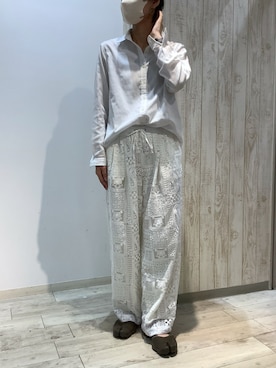 「TOKYO SHIRTS（トウキョウシャツ）の【Pitta Re:)】ふわっとガーゼシャツ レギュラーシルエット 長袖 綿100% レディース カジュアルシャツ（シャツ/ブラウス、ホワイト系）」を使った、BRICK HOUSE by Tokyo Shirts 博多ゆめタウン店さん（レディース・163cm）の夏コーディネート