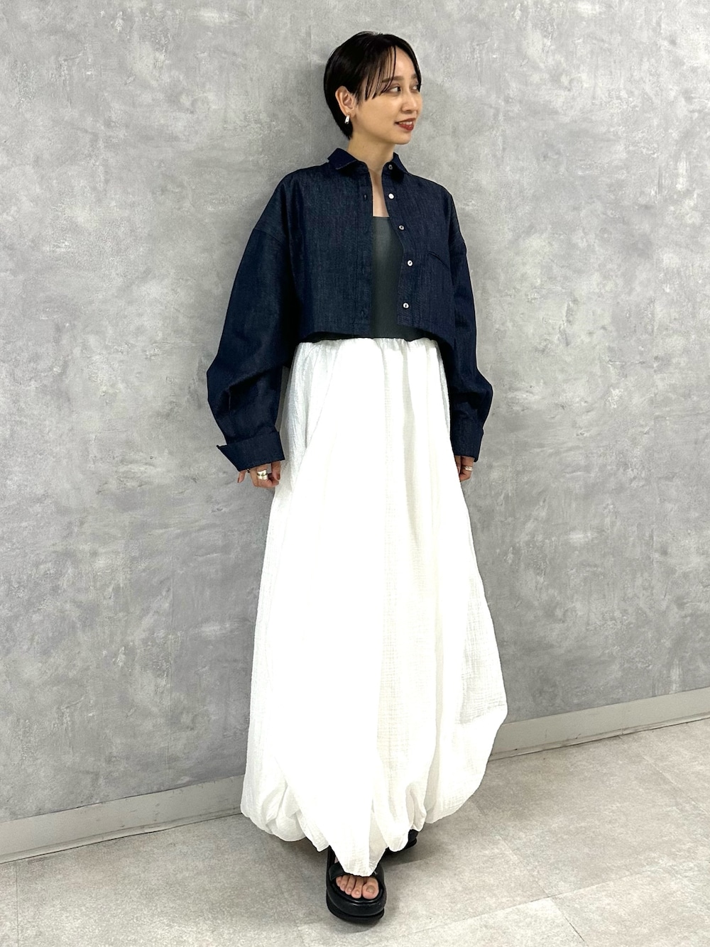 ブルー系のシャツ/ブラウス、グレー系のワンピースを着用したレディースの夏コーディネートの1枚目の写真