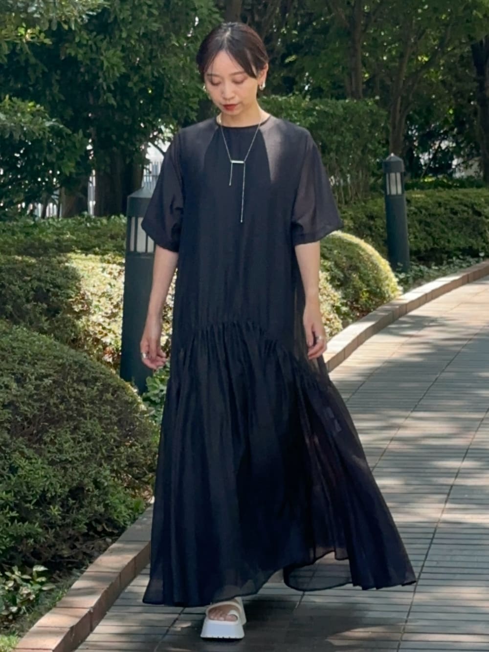 「ELENDEEK、エレンディーク、ワンピース、ロングワンピース、シアー、黒ワンピ、着回しコーデ」｜「ELENDEEKのシアーレイヤードカットワンピース（ワンピース、ブラック系）」を使った、azusaさん（レディース・153cm）の夏コーディネートの1枚目の写真