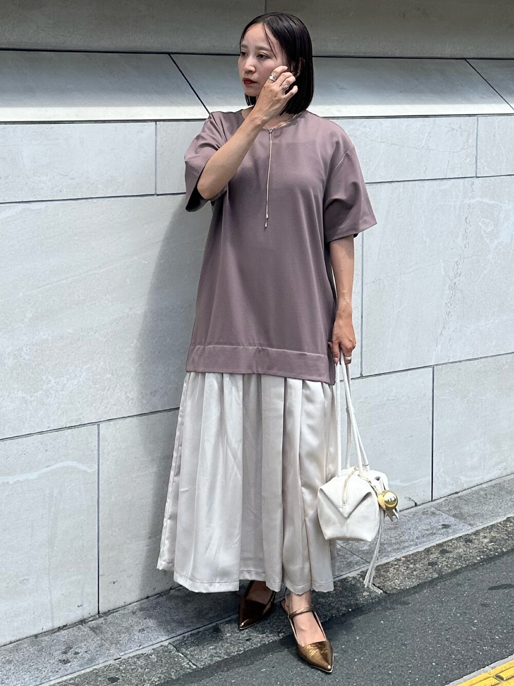 ブラウン系のワンピース、その他のパンプス、ホワイト系のボストンバッグを着用したレディースの夏コーディネートの1枚目の写真