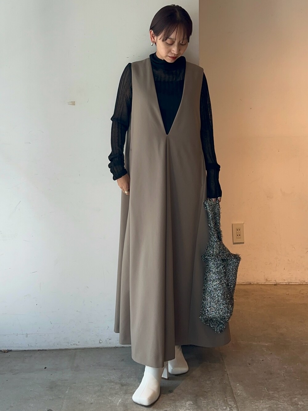 「ELENDEEK、エレンディーク、ジャンスカ、ジャンスカコーデ、ワンピース、ワンピーススタイル、シアーニット、秋コーデ、低身長、ママコーデ、ママファッション、白ブーツ」｜「ELENDEEKのスクエアショートブーツ（ブーツ、ホワイト系）」を使った、azusaさん（レディース・153cm）の秋コーディネートの1枚目の写真