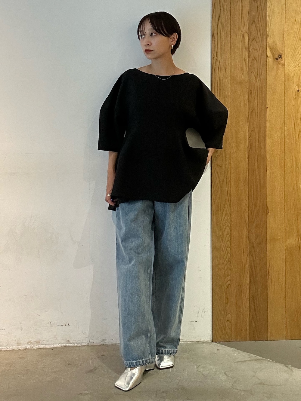 ブラック系のシャツ/ブラウス、ブルー系のデニムパンツ、シルバー系のパンプスを着用したレディースの夏コーディネートの1枚目の写真