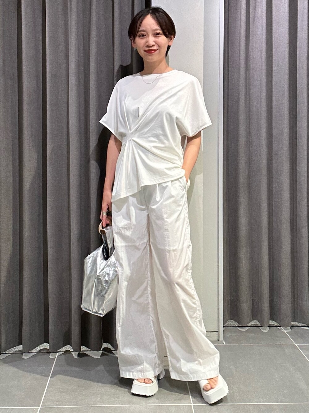 ホワイト系のTシャツ/カットソー、ホワイト系のその他パンツ、ホワイト系のサンダルを着用したレディースの夏コーディネートの1枚目の写真