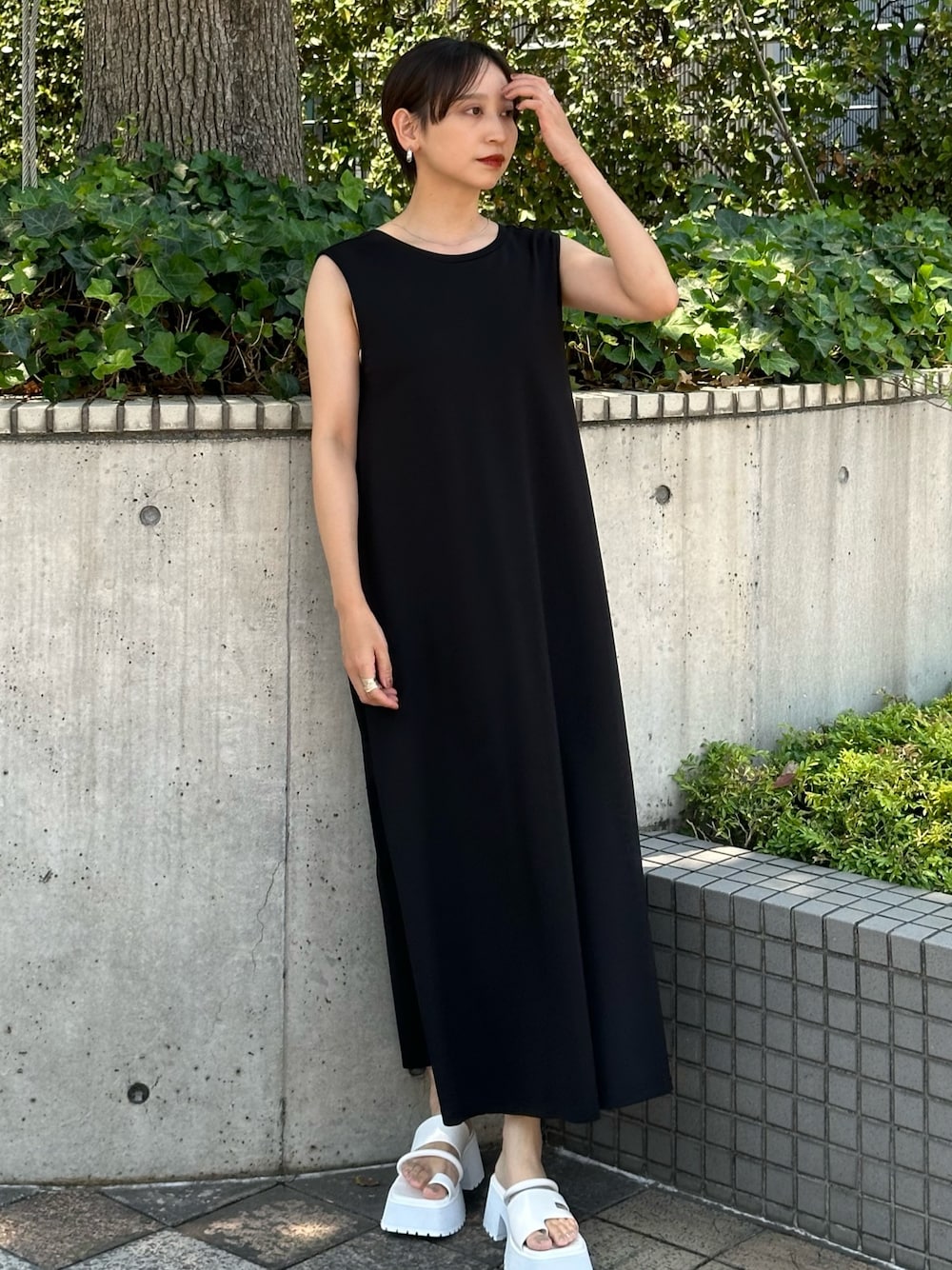 「ELENDEEK、エレンディーク、ワンピース、ワンピーススタイル、黒ワンピ、ロングワンピース、ノースリーブ、ノースリーブワンピース、お出かけコーデ、旅行、ラクチンコーデ」｜「ELENDEEKのシアーレイヤードカットワンピース（ワンピース、ブラック系）」を使った、azusaさん（レディース・153cm）の夏コーディネートの1枚目の写真