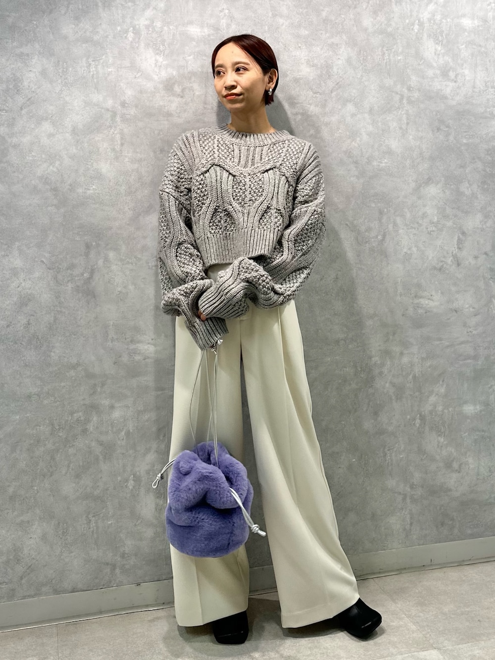 グレー系のニット/セーター、ホワイト系のその他パンツ、ブラック系のブーツを着用したレディースの秋コーディネートの1枚目の写真