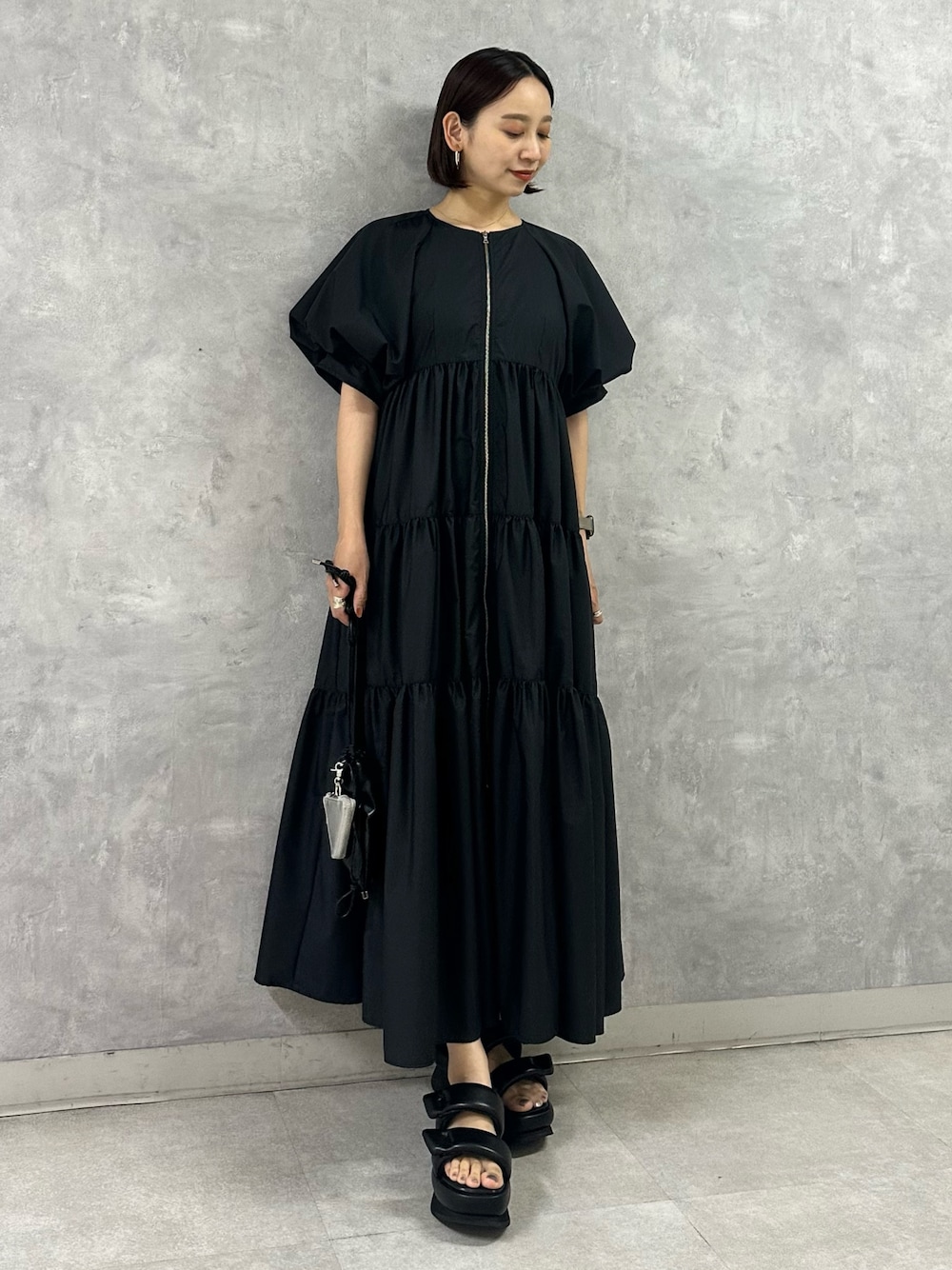 ELENDEEK（エレンディーク）の「センタージップティアードワンピース