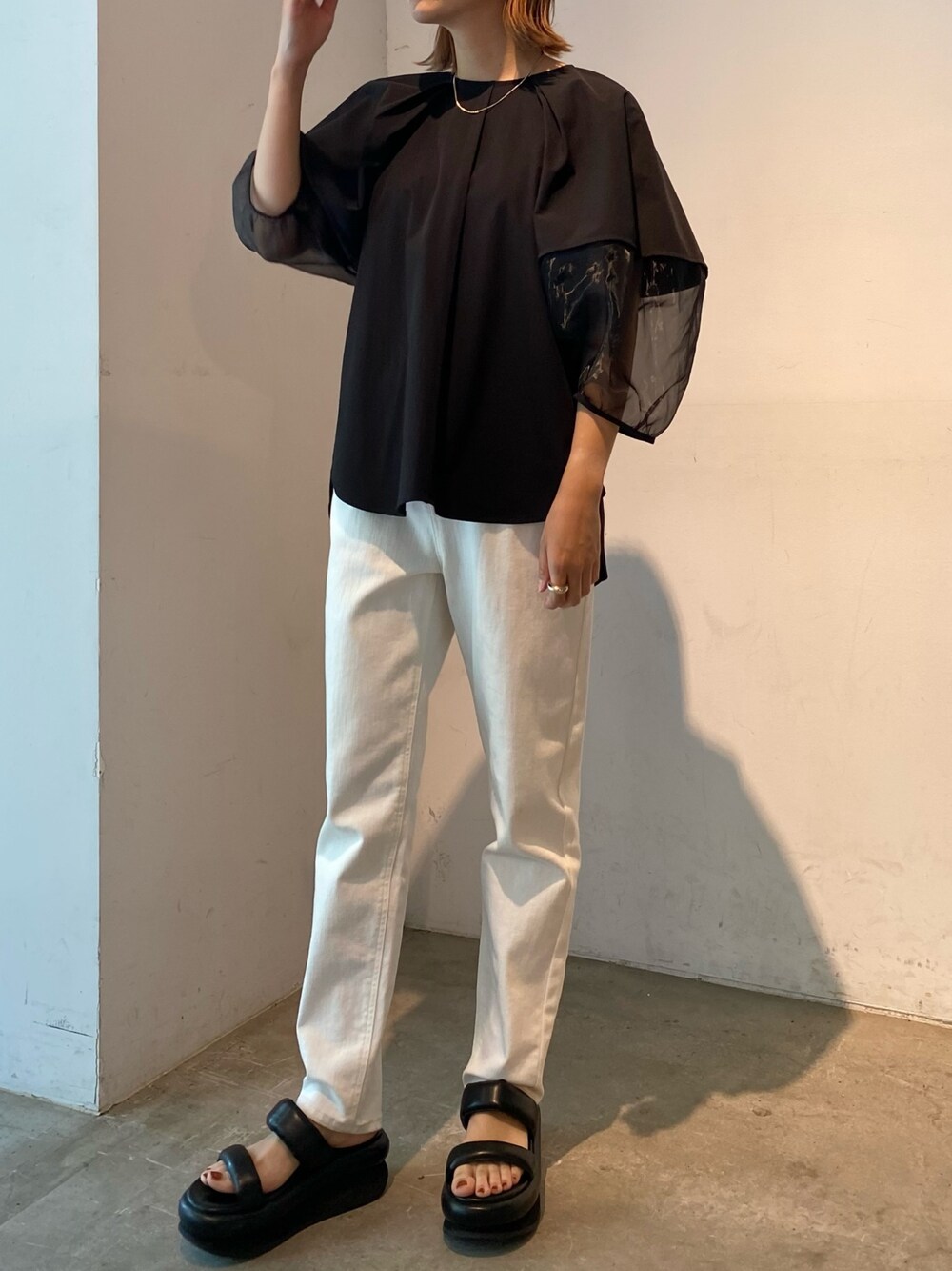 「ELENDEEK、エレンディーク、ブラウス、ブラウスコーデ、ブラウス×デニム、シアートップス、シアー、シア―ブラウス、モノトーン、モノトーンコーデ、白デニム、ホワイトパンツ、ホワイトデニム、サンダル、きれいめカジュアル」｜「ELENDEEKのハーフオーガンジースリーブブラウス【セットアップ可能】（シャツ/ブラウス、ブラック系）」を使った、azusaさん（レディース・153cm）の春コーディネートの1枚目の写真
